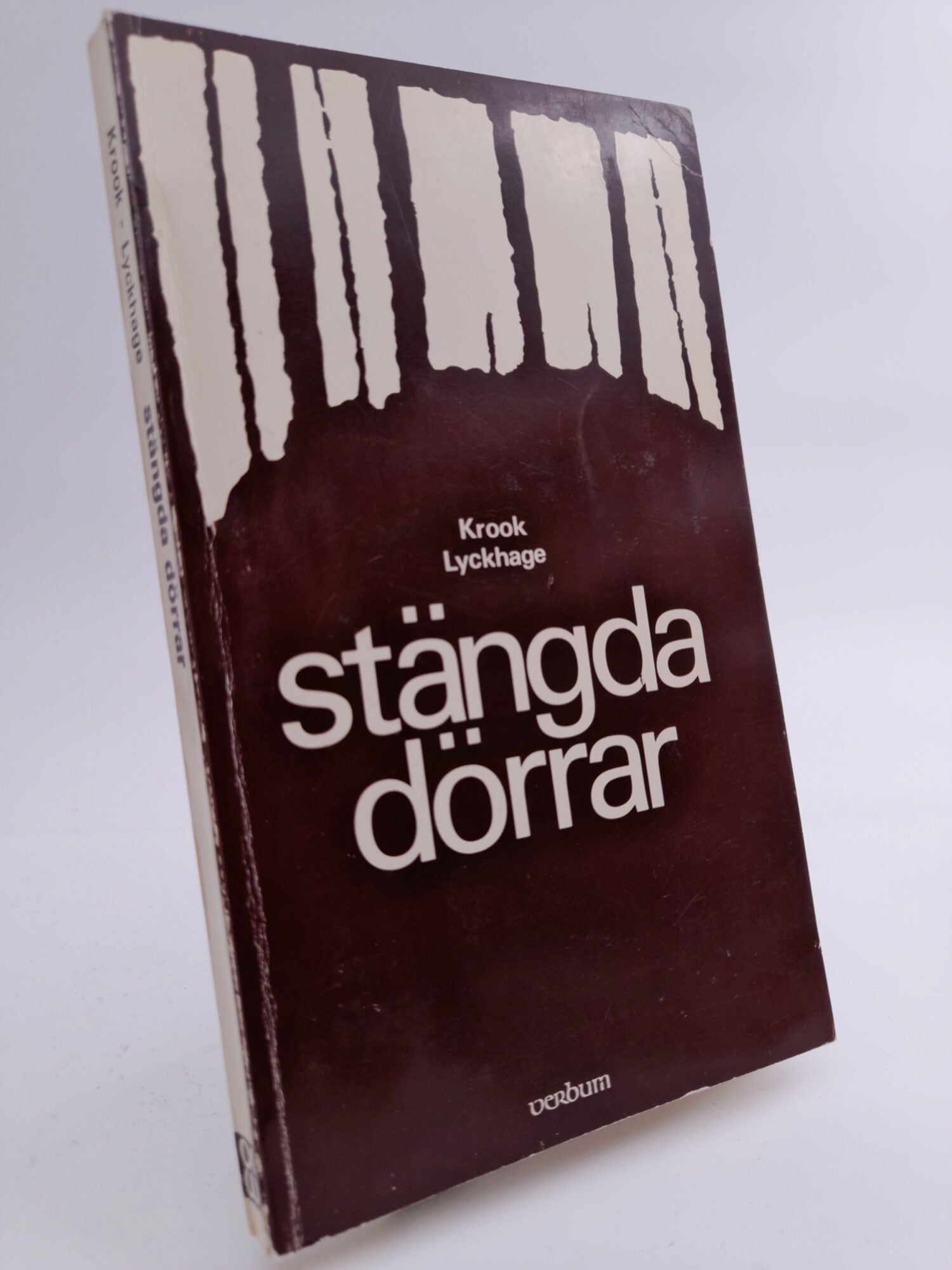 Krook, Caroline ; Lyckhage, Christa-Maria ; Lyckhage, Knuth : Stängda dörrar