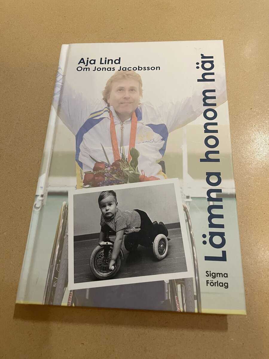Aja Lind : Lämna honom här boken om Jonas Jacobsson, världens främste manliga paralympier