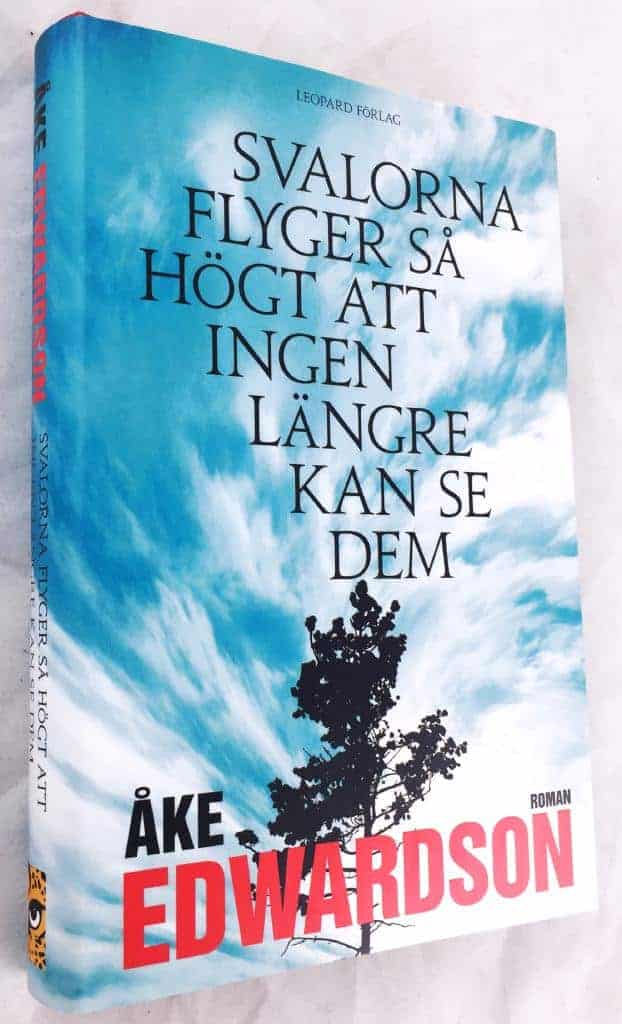 Åke Edwardson : Svalorna flyger så högt att ingen längre kan se dem