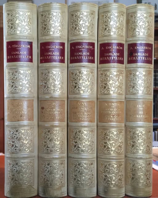 Albert Engström : Samlade berättelser I-X (Fem volymer med två böcker i varje), I-II Mitt lif och leverne En bok III-IV Äventyr och hugskott En bok till V-VI Min femte bok Genom mina guldbågade glasögon VII-VIII Kryss och landkänning Bläck och saltvatten IX-X Åt Häcklefjäll Minnen från en islandsfärd I-II