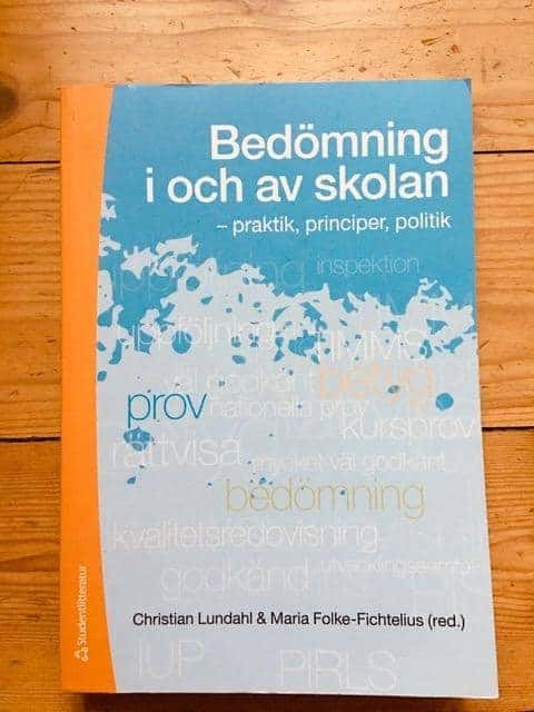 Anders Holmgren ; Johan Hofvendahl ; Alli Klapp Lekholm ; Helena Korp ; Annica Löfdahl ; Héctor Pérez Prieto ; Daniel Pettersson ; Henrik Román ; Ann-Christine Vallberg Roth ; Florian Waldow ; Barbro Westlund ; Oscar Öquist : Bedömning i och av skolan