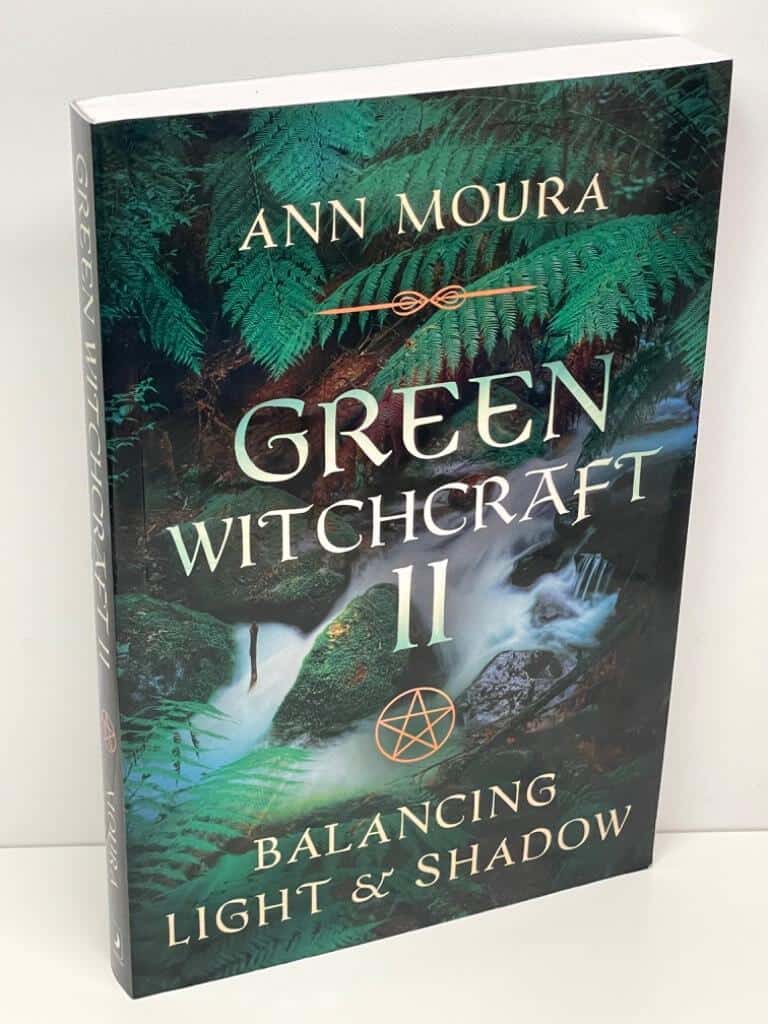 Ann Moura : Green witchcraft. 2, Balancing light and shadow
