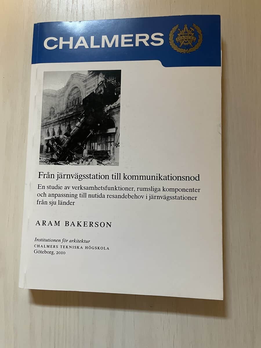 Aram Bakerson : Från järnvägsstation till kommunikationsnod - En studie av verksamhetsfunktioner, rumsliga komponenter och anpassning till nutida resandebehov i järnvägsstationer från sju länder