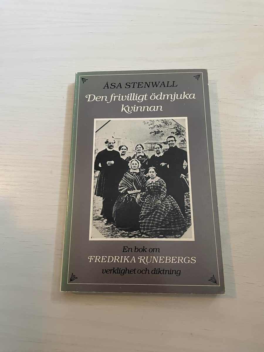 Åsa Stenwall : Den frivilligt ödmjuka kvinnan en bok om Fredrika Runebergs verklighet och diktning
