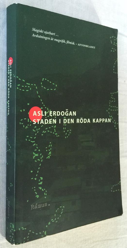Asli Erdogan : Staden i den röda kappan