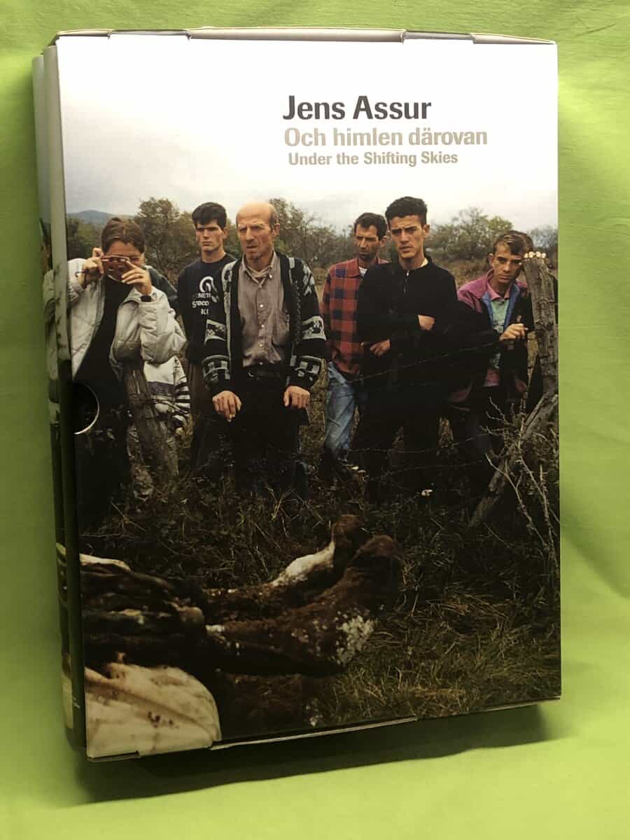 Assur, Jens (foto) ; Enquist, Per-Olov (förord) ; Eliasson, Per (efterord) ; Svensson, Per (bildtext) ; Lindberg, Ginna (bildtext) : Och himlen därovan