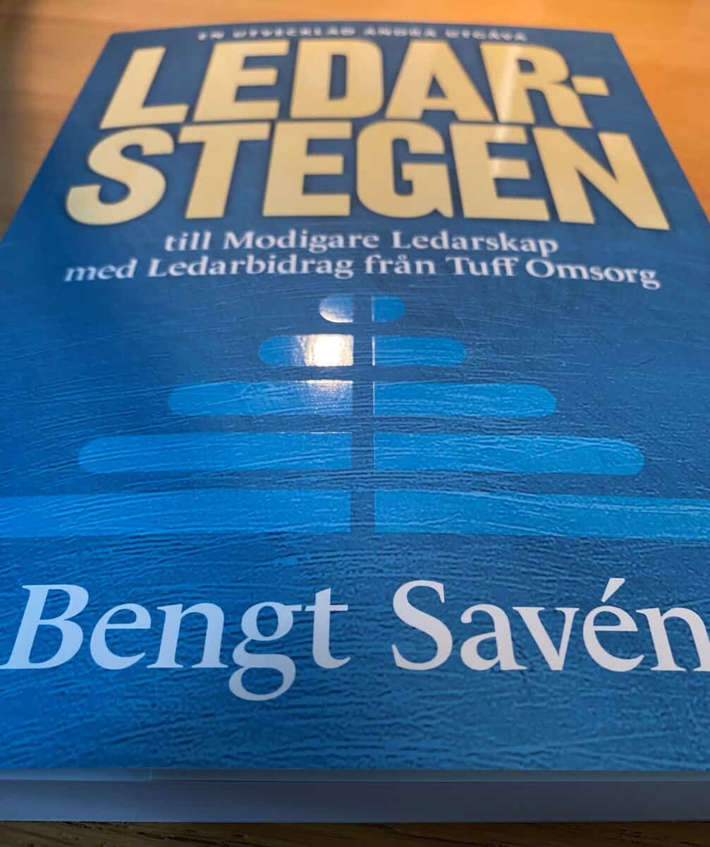 Bengt Savén : LedarStegen till modigare ledarskap med ledarbidrag från tuff omsorg