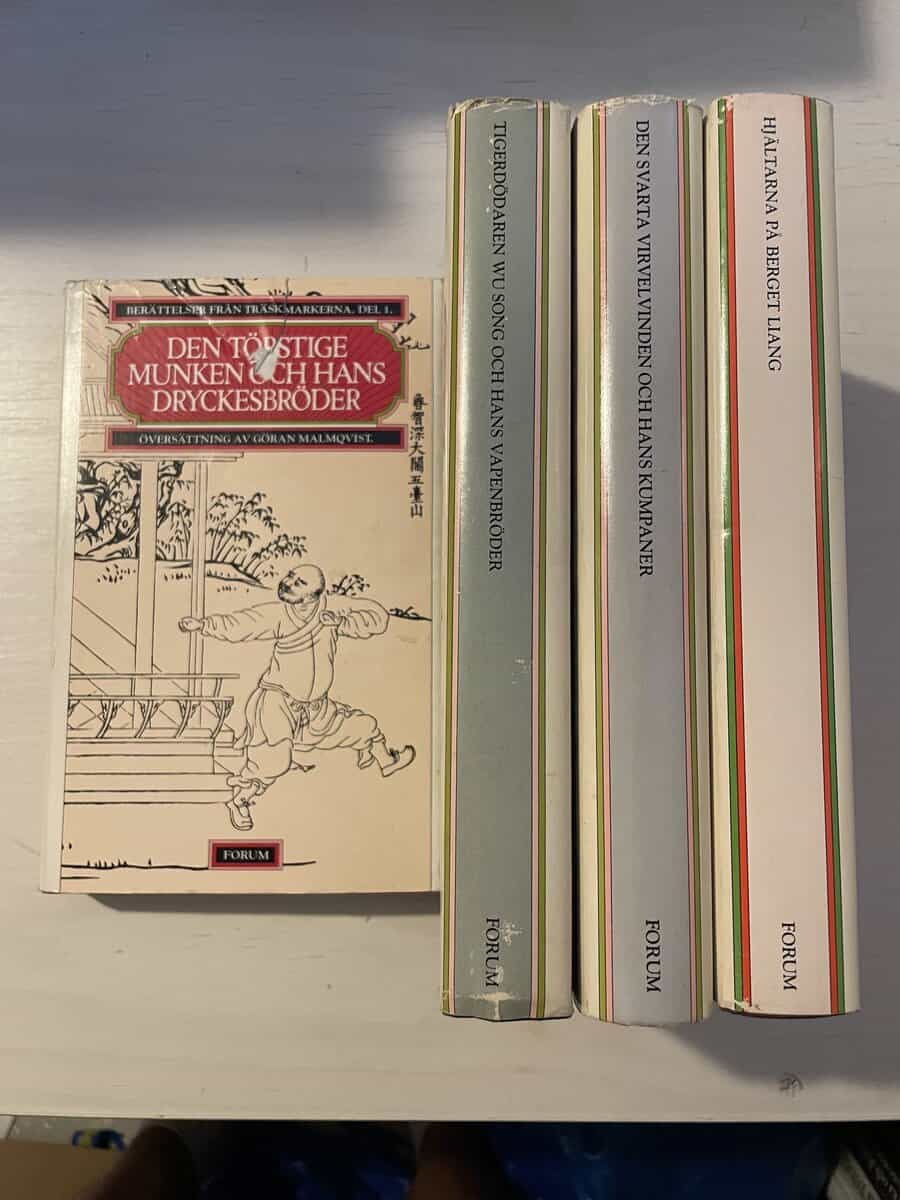 Berättelser från träskmarkerna 1-4 - Den törstige munken och hans dryckesbröder - Tigerdödaren Wu Song och hans vapenbröder - Den svarta virvelvinden och hans kumpaner - Hjältarna på berget Liang