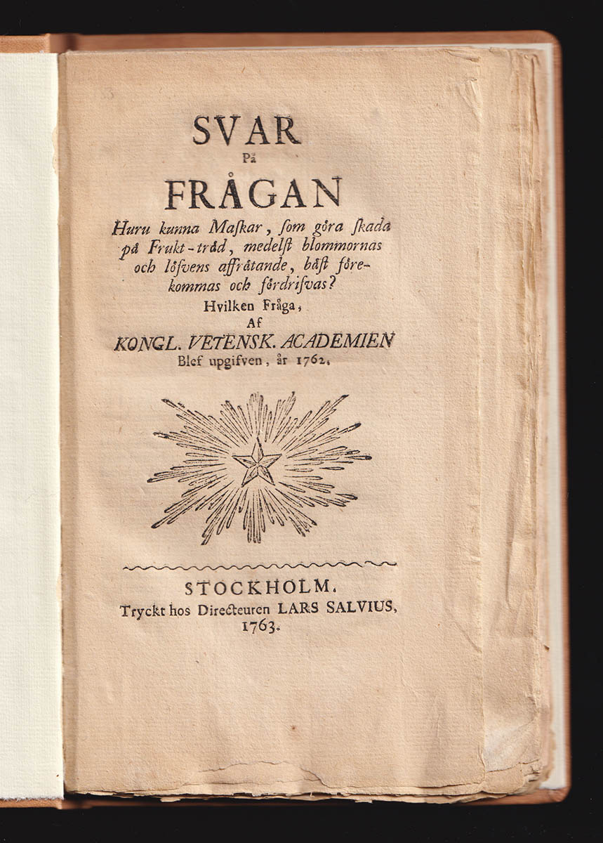 Bergman, Torbern (1735-1784) ; Linné, Carl von (1707-1778) med flera : Svar på frågan huru kunna maskar, som göra skada på frukt- träd, medelst blommornas och löfvens affrätande, bäst förekommas och fördrifvas? Hvilken fråga, af kongl. vetensk. academien blef upgifven, år 1762