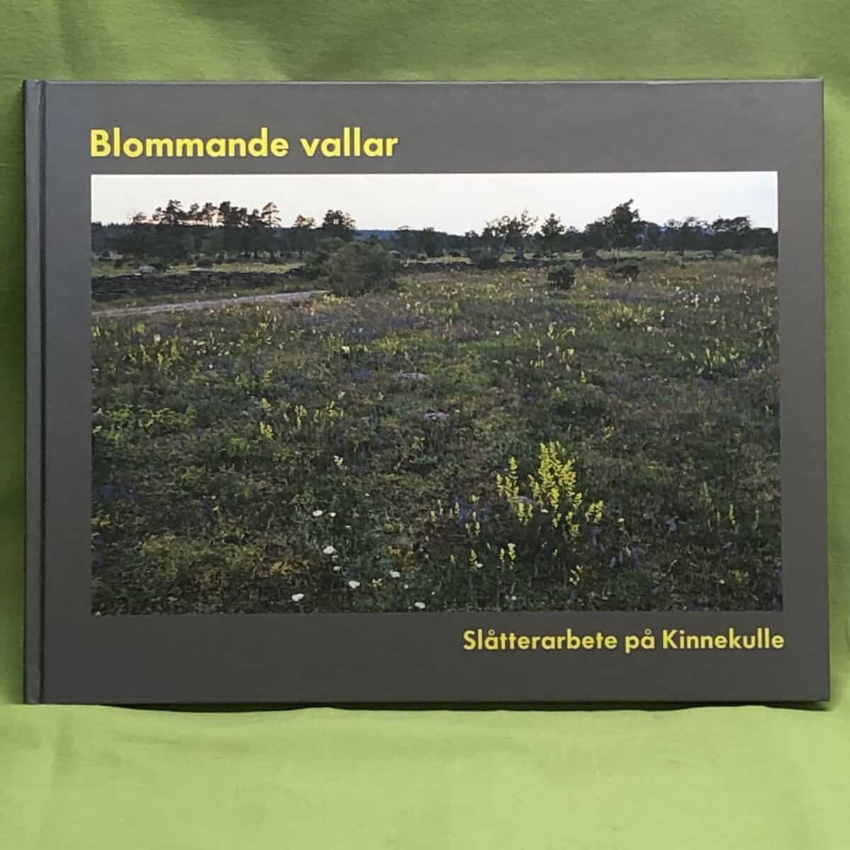 Boström, Kent ; Lind, Jonas (red.) : Blommande vallar - Slåtterarbete på Kinnekulle