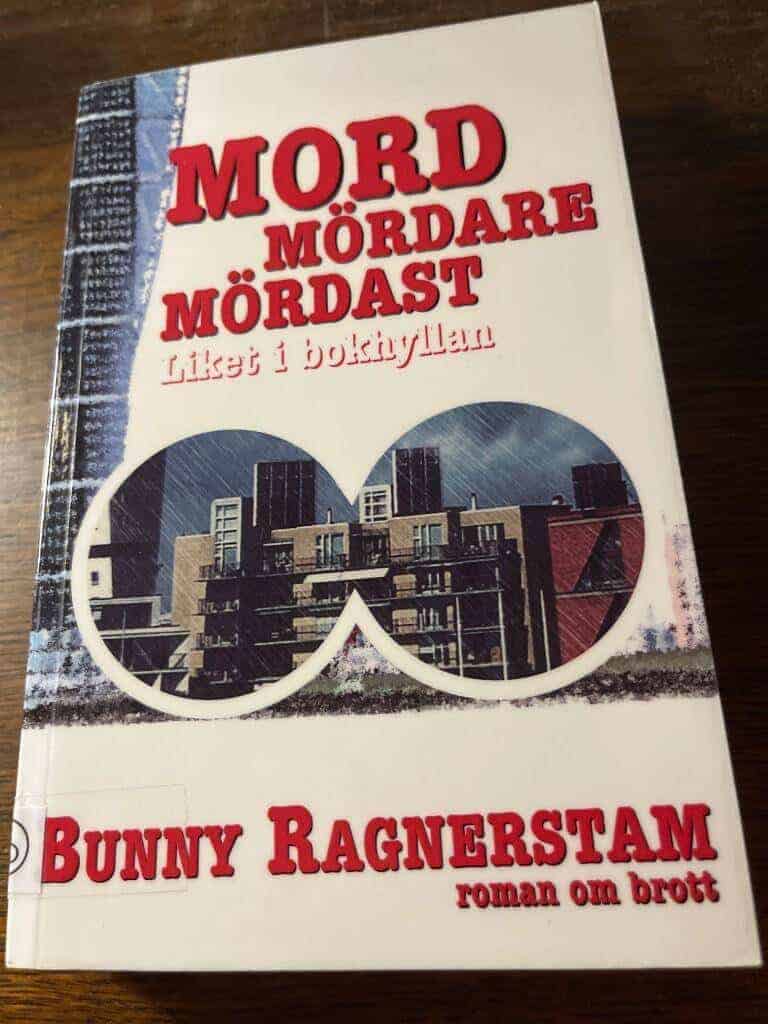 Bunny Ragnerstam : Mord mördare mördast - liket i bokhyllan