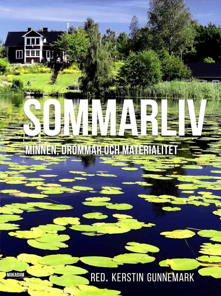 Burvall, Asta ; Fredriksen, Christine ; Frihammar, Mattias ; Gunnemark, Kerstin ; Göttsch-Elten, Silke ; Hult, Eva ; Johansson, Carina ; Knuts, Eva ; Lagerqvist, Maja ; Lindqvist, Yrsa ; Mankell, Bia ; Panzlaff, Jasmin Laura ; Rolfsdotter Eliasson, Susanna ; Rud Nielsen, Ole ; Strandberg-Zerpe, Birgitta ; Wit Sandström, Ida : Sommarliv : minnen, drömmar och materialitet