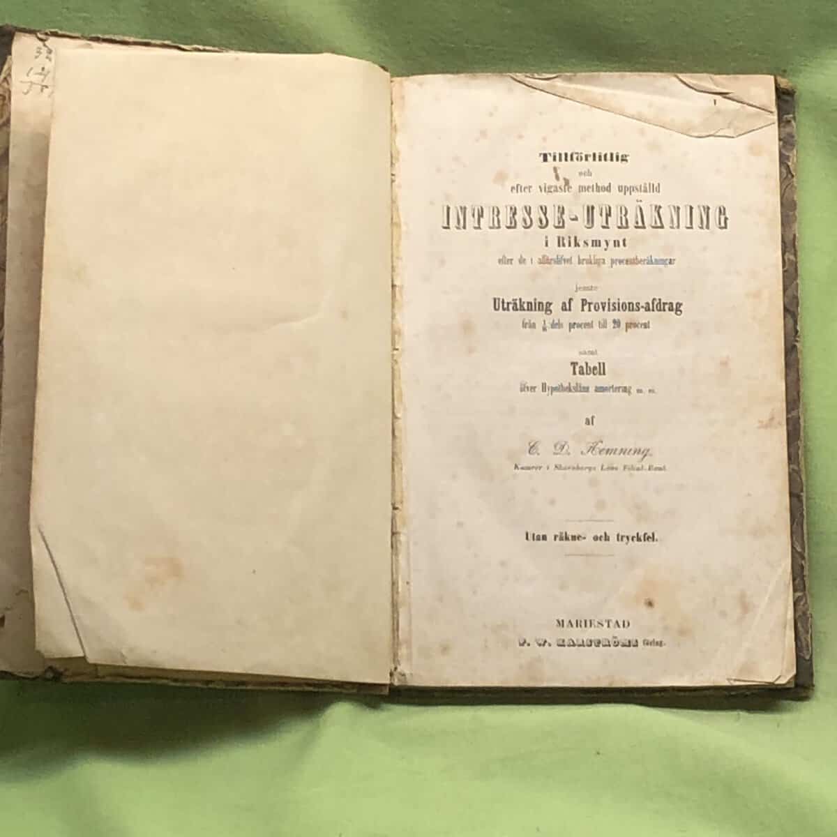 C D Hemning : Tillförlitlig och efter vigaste method uppställd intresse-uträkning i Riksmynt efter de i affärslifvet brukliga procentberäkningar jemte uträkning af provisions-afdrag från 1/8:dels till 20 procent samt tabell öfver Hypothekslåns amortering mm. Utan räkne- och tryckfel