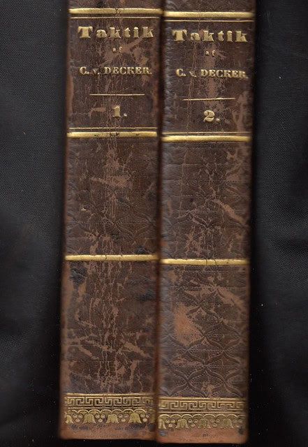 Carl Von, Decker : 'Infanteri-, kavalleri- och artilleri-vapnens taktik, så väl särskilt som i förbindelse med hvarannan; i öfverstämmelse med nyare sättet att föra krig. 1-2, Föreläsningar hållna vid kongl. allmänna krigs-skolan i Berlin'