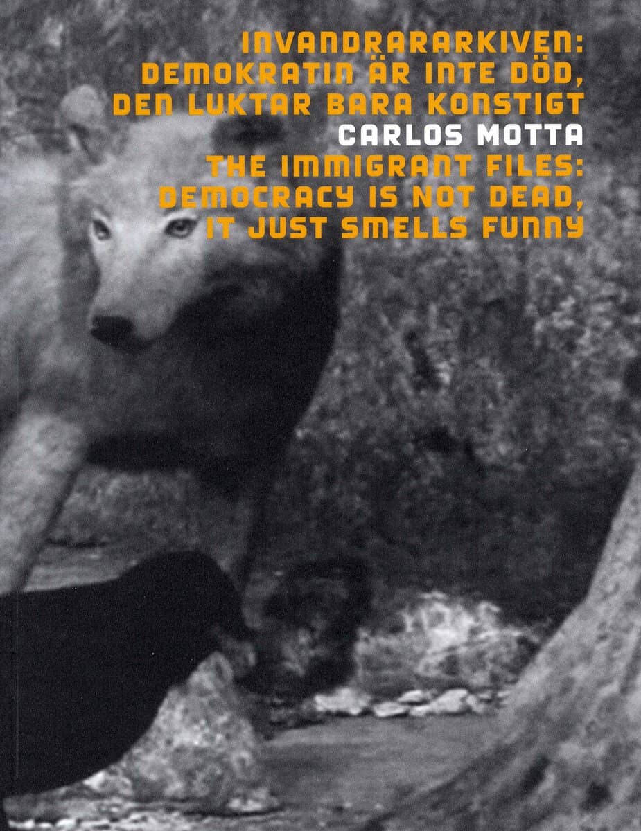 Carlos Motta : Invandrararkiven : demokratin är inte död, den luktar bara konstigt / The immigrant files : democracy is not dead, it just smells funny