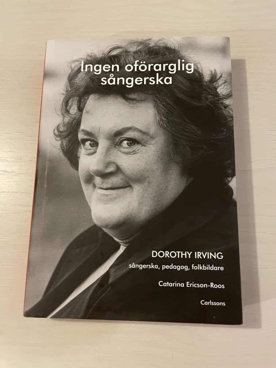 Catarina Ericson-Roos : Ingen oförarglig sångerska Dorothy Irving. Sångerska, pedagog, folkbildare