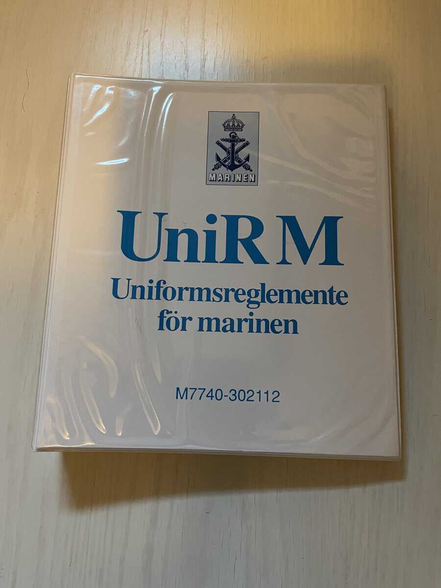 Chefen för Marinen : UniRM - Unifromsreglemente för Marinen M7740-302112