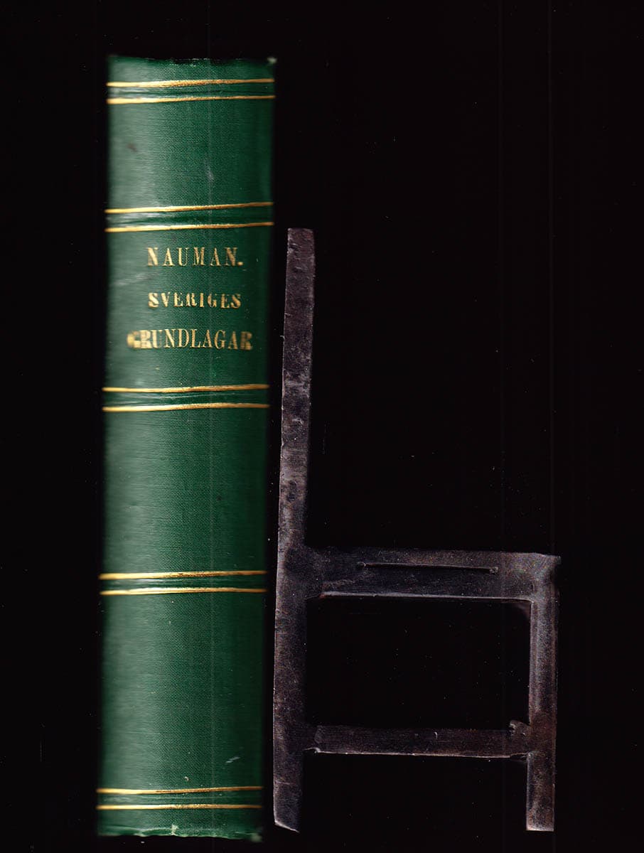 Christian Naumann : Sveriges grundlagar och constitutionella stadgar, jemte constitutions-utskottets vid 1809-10 årens riksdag med förslagen till grundlagarne afgifna memorialer, samt Norges grundlov. Med en kort öfversigt angående svenska statsförfattningens historiska utveckling ... Utgifna af Christian Naumann