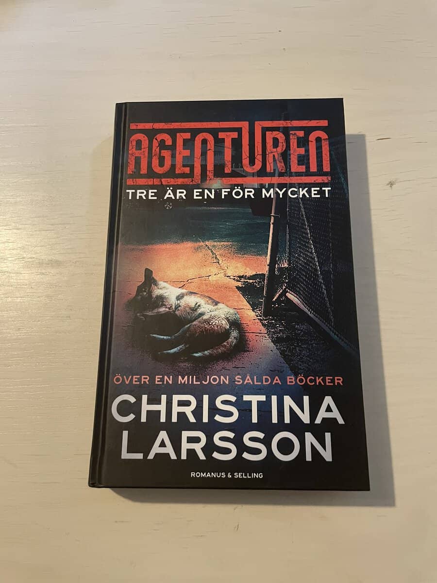 Christina Larsson : Agenturen - Tre är en för mycket