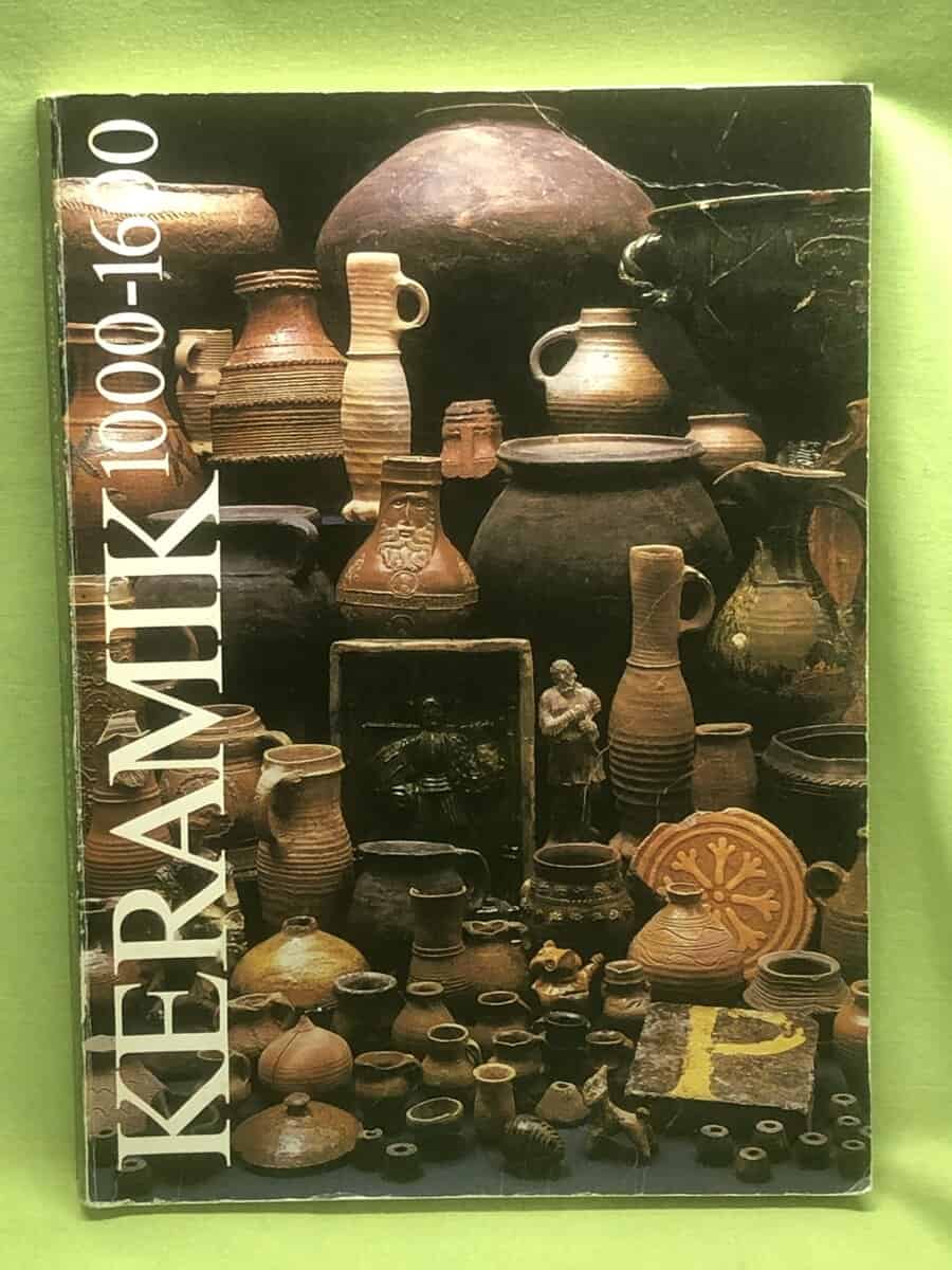 Claes Wahlöö : Keramik 1000-1600 i svenska fynd.