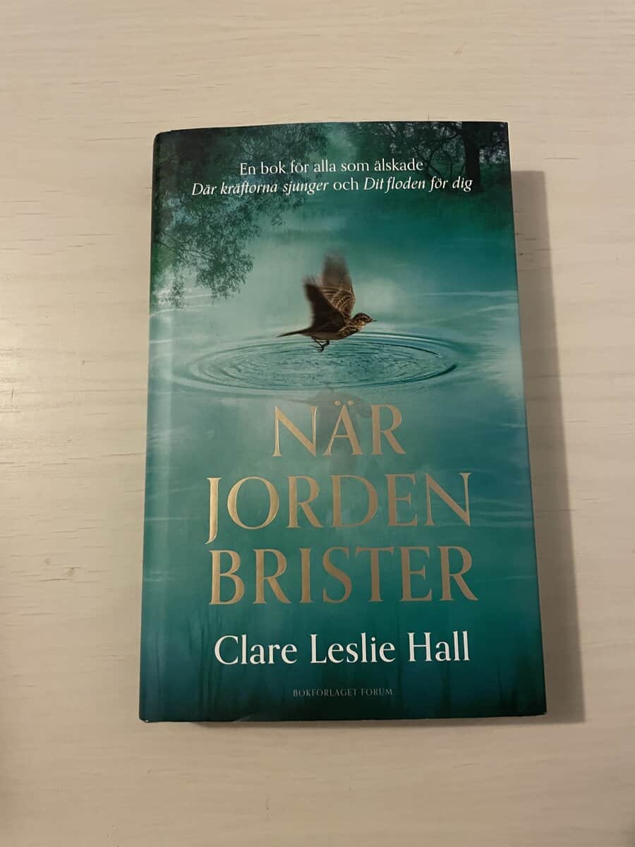 Clare Leslie Hall : När jorden brister