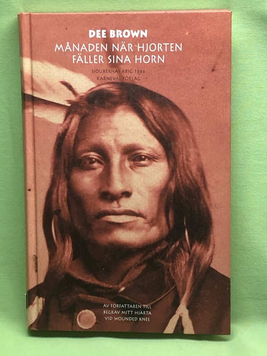 Dee Brown : Månaden när hjorten fäller sina horn