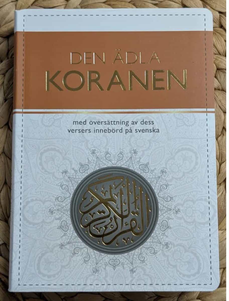 Den ädla Koranen med översättning av dess versers innebörd på svenska