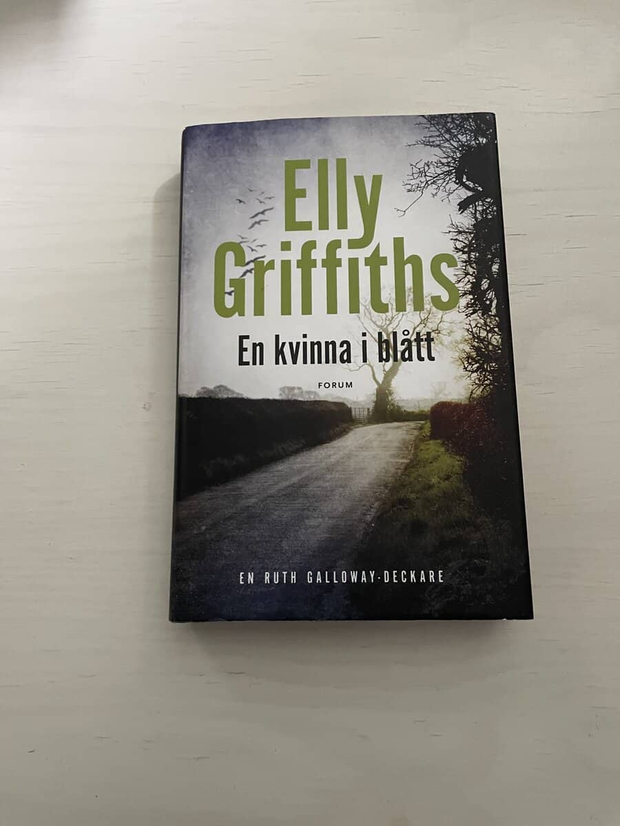 Elly Griffiths : En kvinna i blått