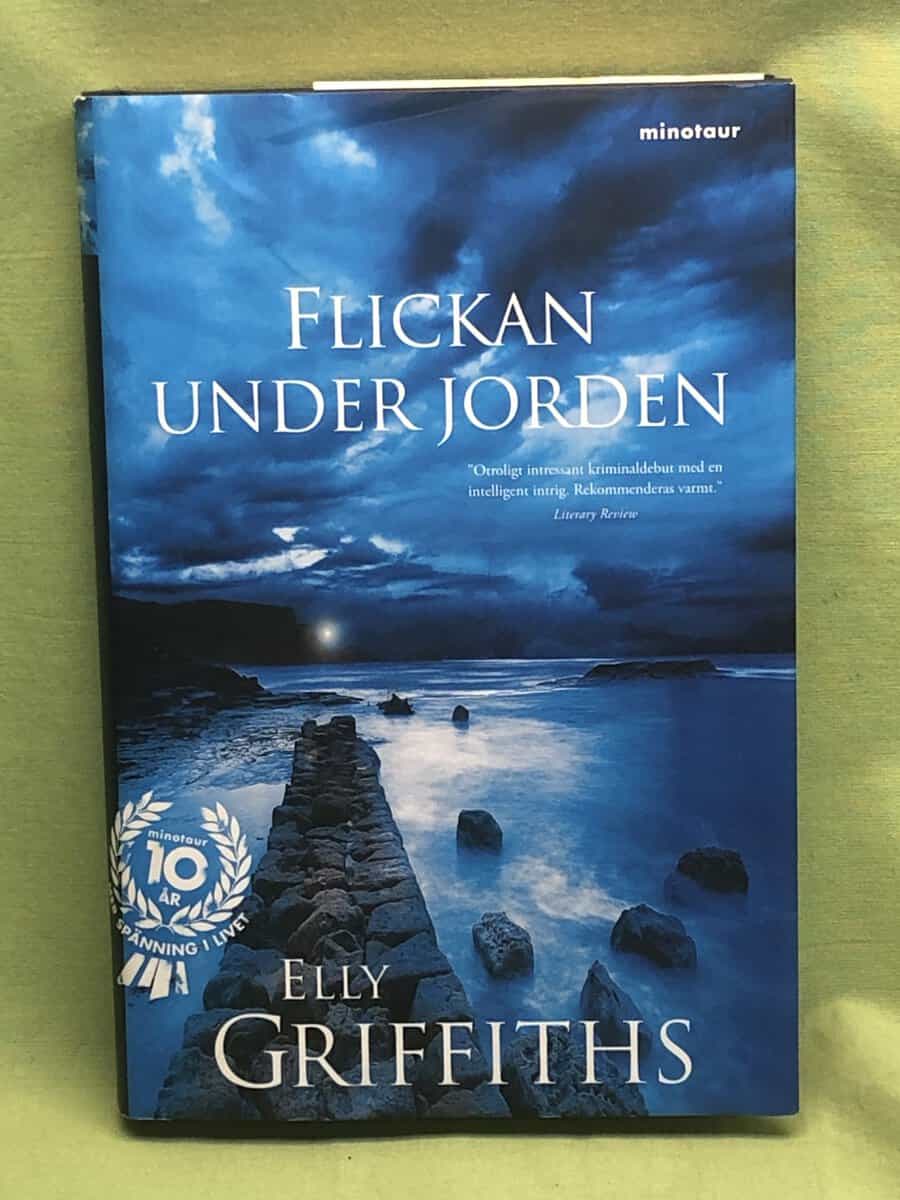 Elly Griffiths : Flickan under jorden