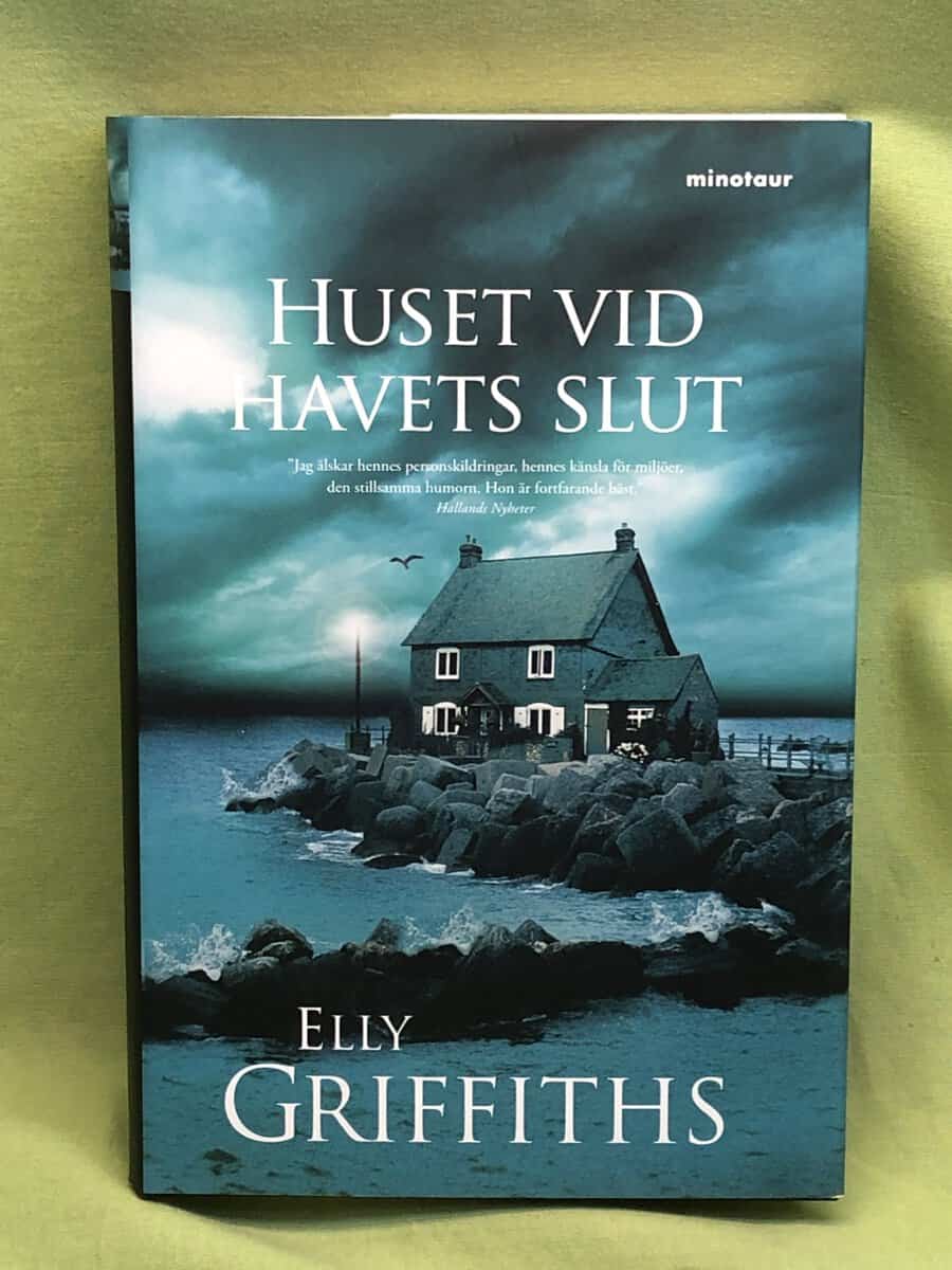Elly Griffiths : Huset vid havets slut