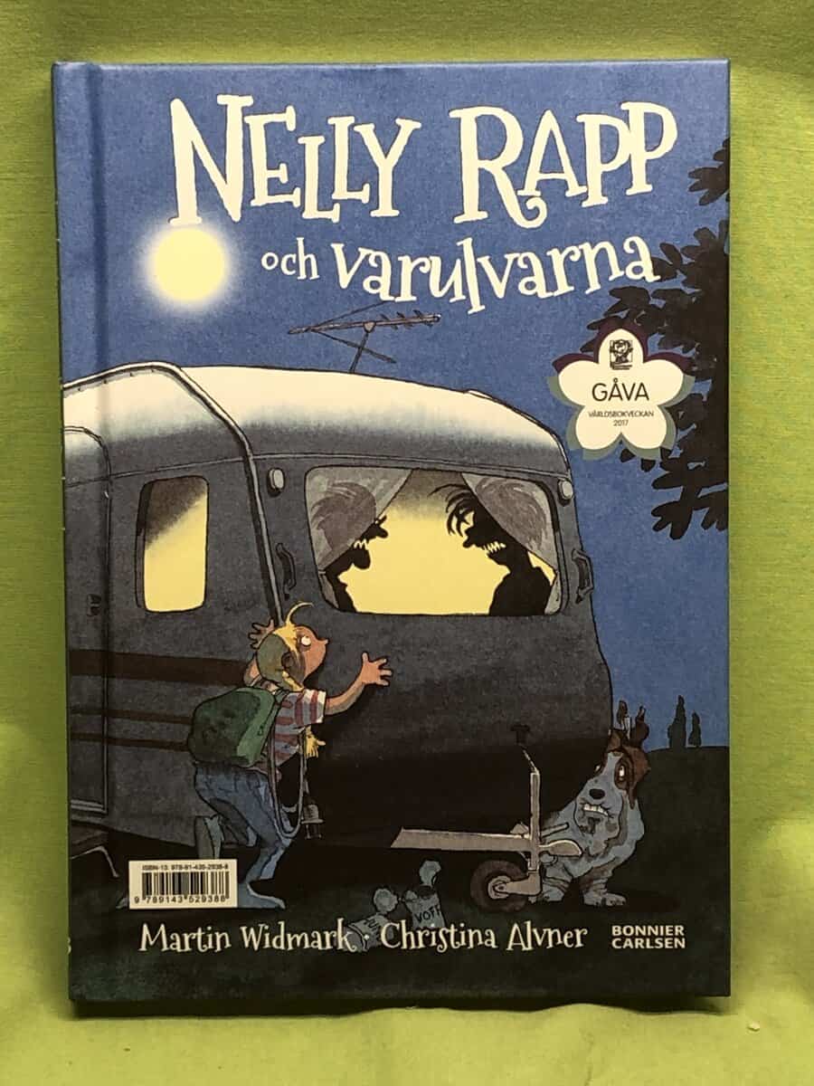 Josefine Sundström, Emma Göthner, Martin Widmark, Christina Alvner : Saga-sagor . Studsmatta, simskola och en borttappad tigertass / Nelly Rapp och varulvarna 2 böcker i 1