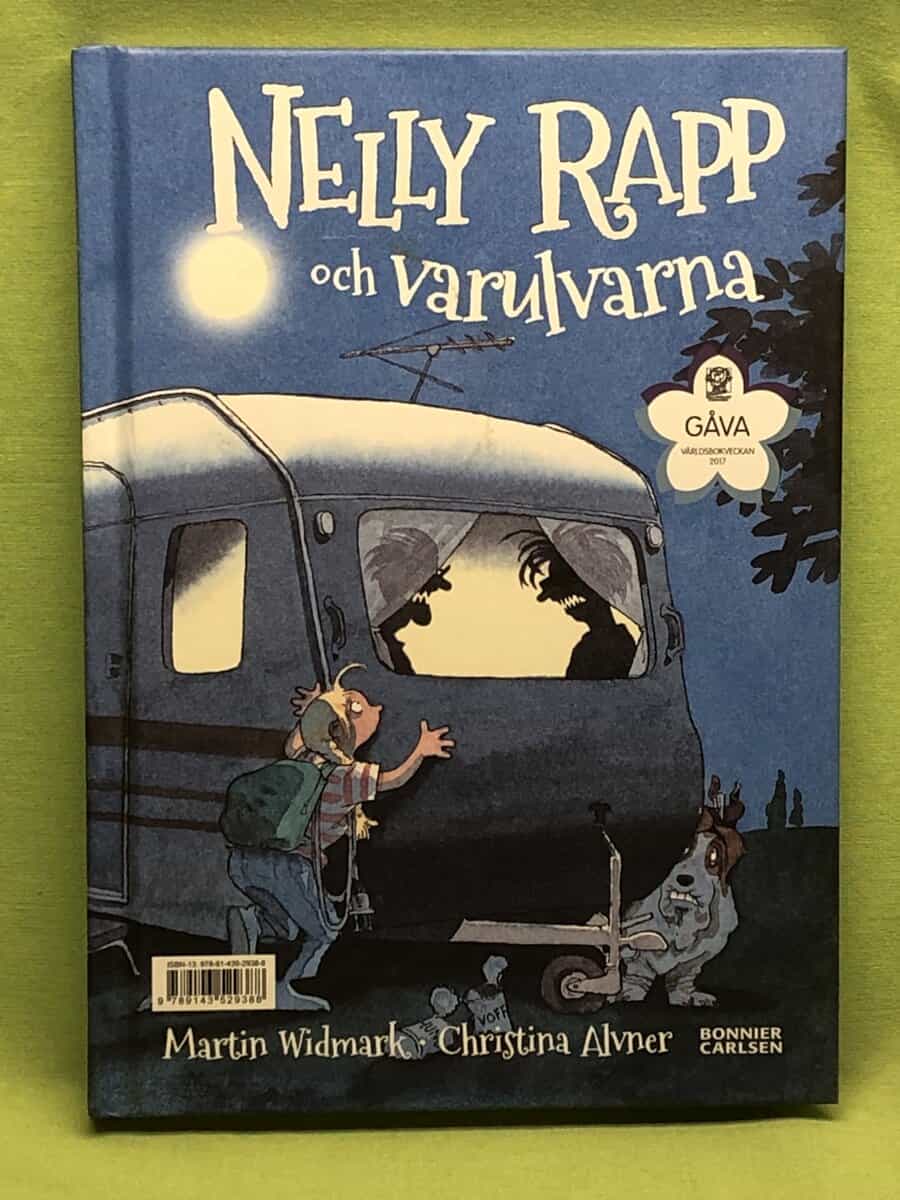 Josefine Sundström, Emma Göthner, Martin Widmark, Christina Alvner : Saga-sagor . Studsmatta, simskola och en borttappad tigertass / Nelly Rapp och varulvarna 2 böcker i 1