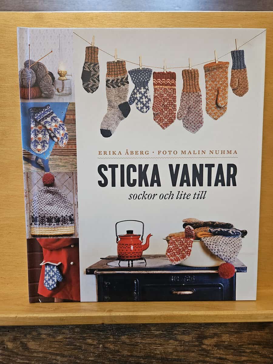 Erika Åberg : Sticka vantar, sockor och lite till
