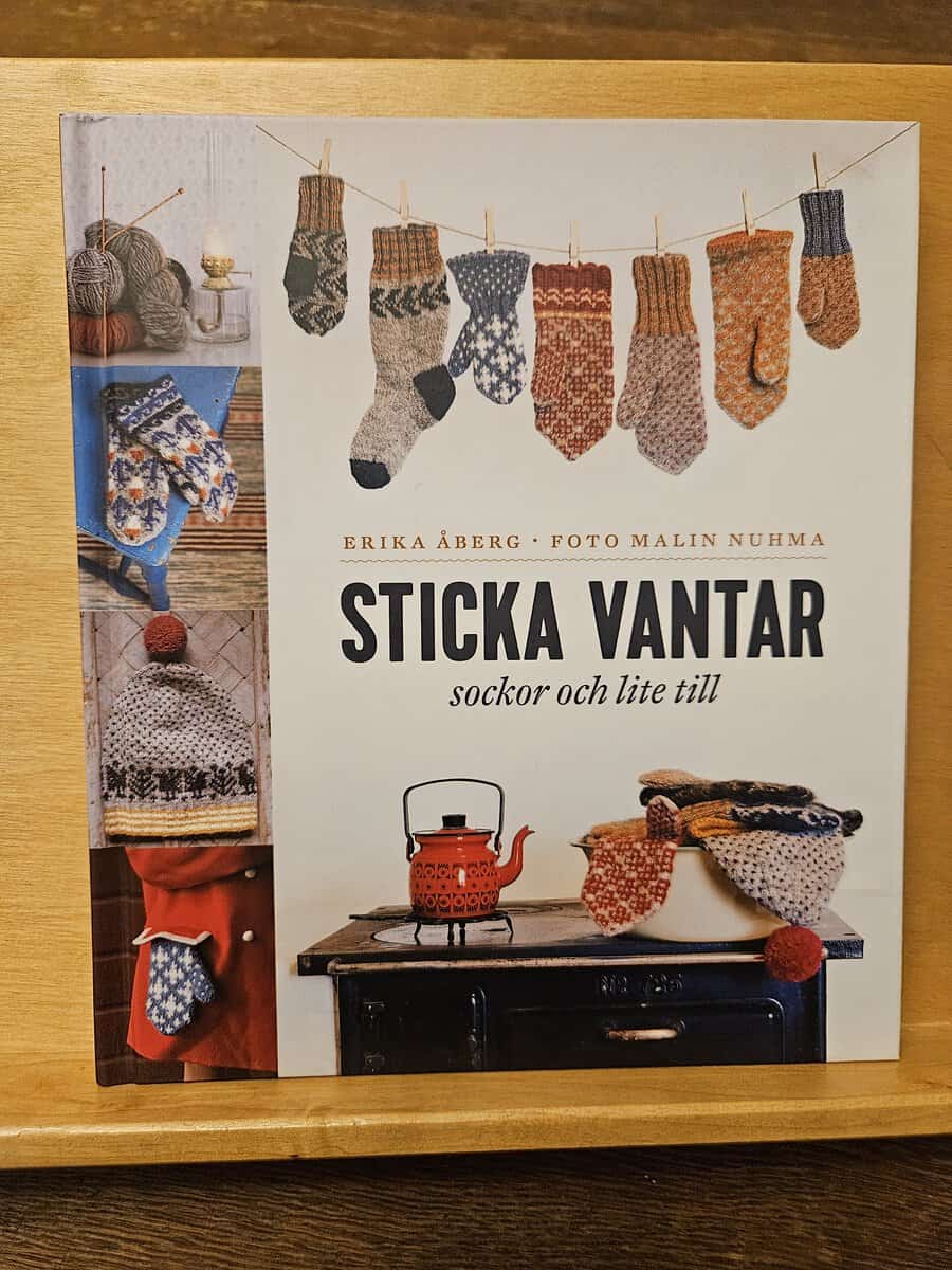 Erika Åberg : Sticka vantar, sockor och lite till