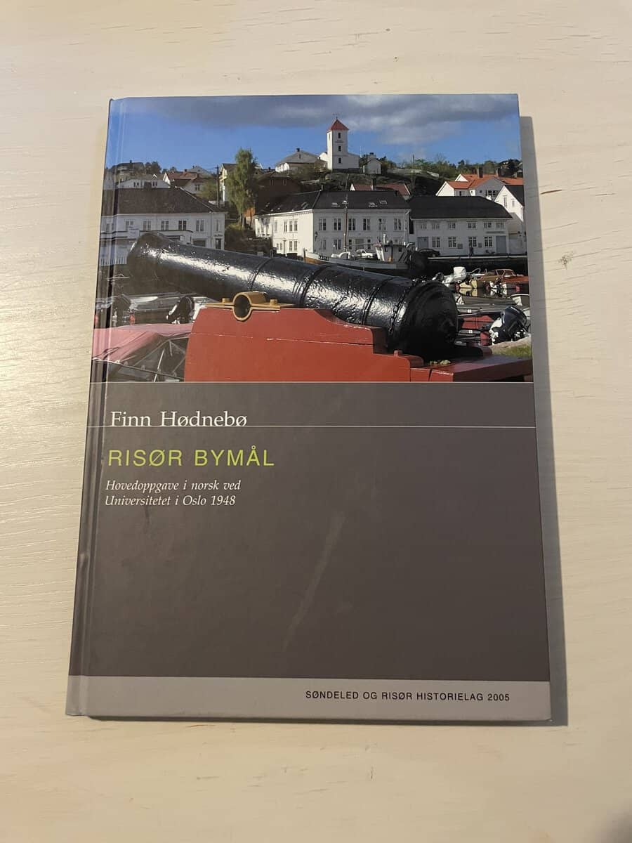 FINN HØDNEBØ : Risør bymål - Hovedoppgave i norsk høsten 1948