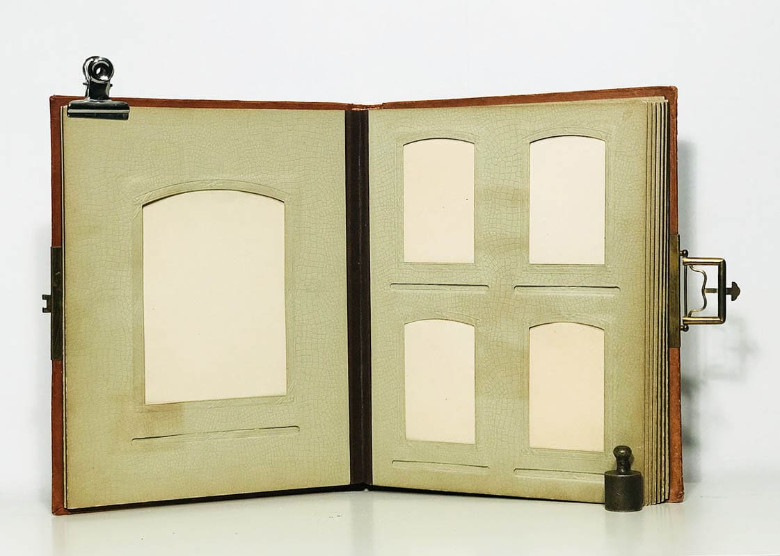 Fotoalbum i jugenstil från sekekskiftet 1900 för Ateljéporträtt (för fotografier)