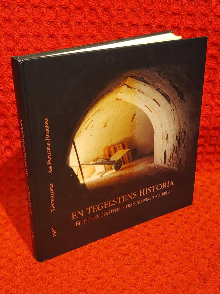Frosterud-Jägerhorn, Åsa ; Frosterud, Daniel : En tegelstens historia