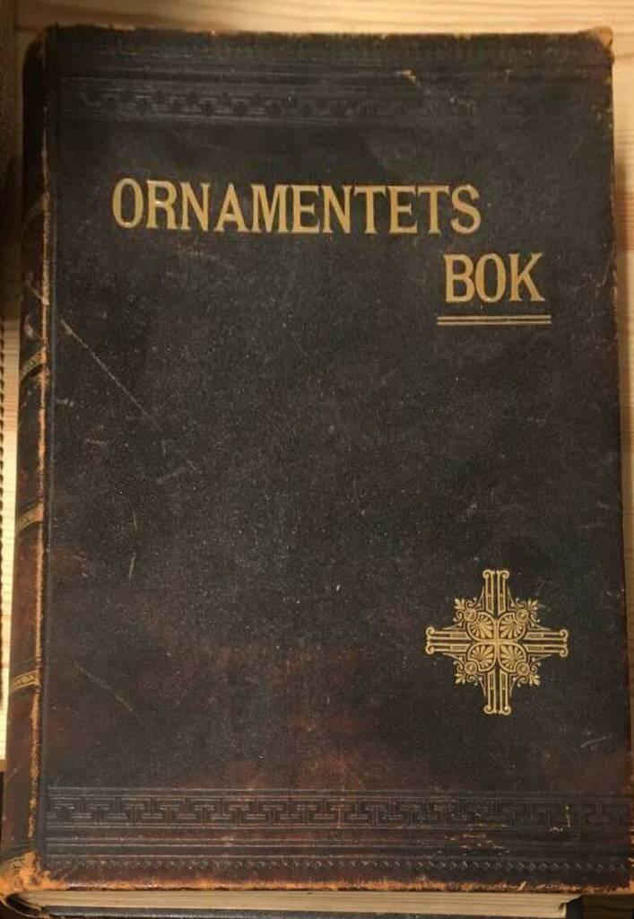 H Dolmetsch : Ornamentets bok. En samling stilfulla ornament från alla konstperioder. 100 planscher med öfver 1500 figurer, de flesta i rikt färgtryck.