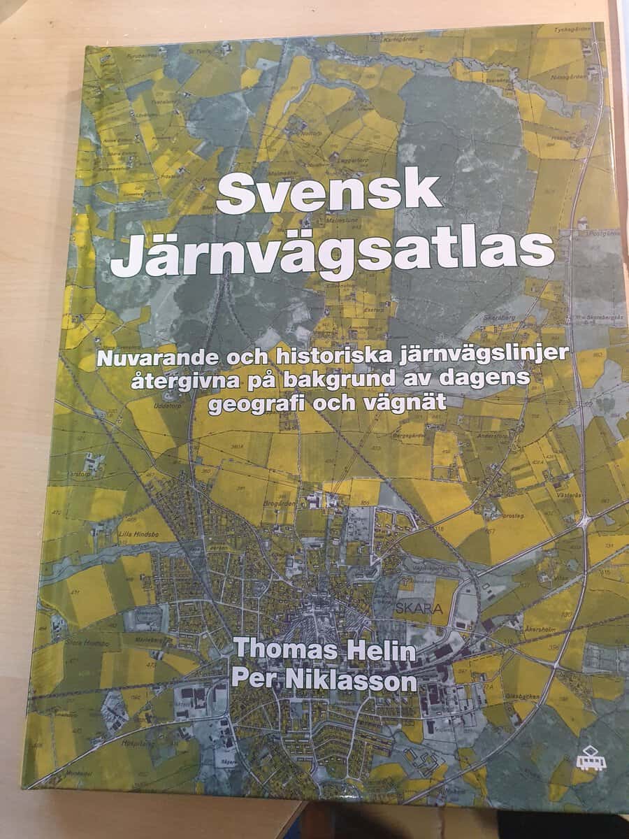 Helin, Thomas ; Niklason, Per : Svensk järnvägsatlas : nuvarande och historiska järnvägslinjer återgivna på bakgrund av dagens geografi och vägnät