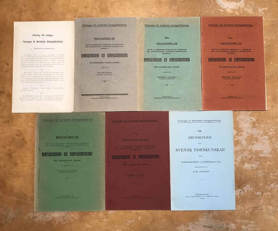 Hellman, Theodor (1877-1958) ; Lindqvist, Sune : Redogörelse för de av föreningen i Hernösand med statsunderstöd anordnade vetenskapliga kurserna i hembygdsforskning och hembygdsundervisning för norrländska folkskollärare I, III-VI, VIII (6 av 8 utkomna delar) + Stadgar for Föreningen for Norrländsk Hembygdsjorskning