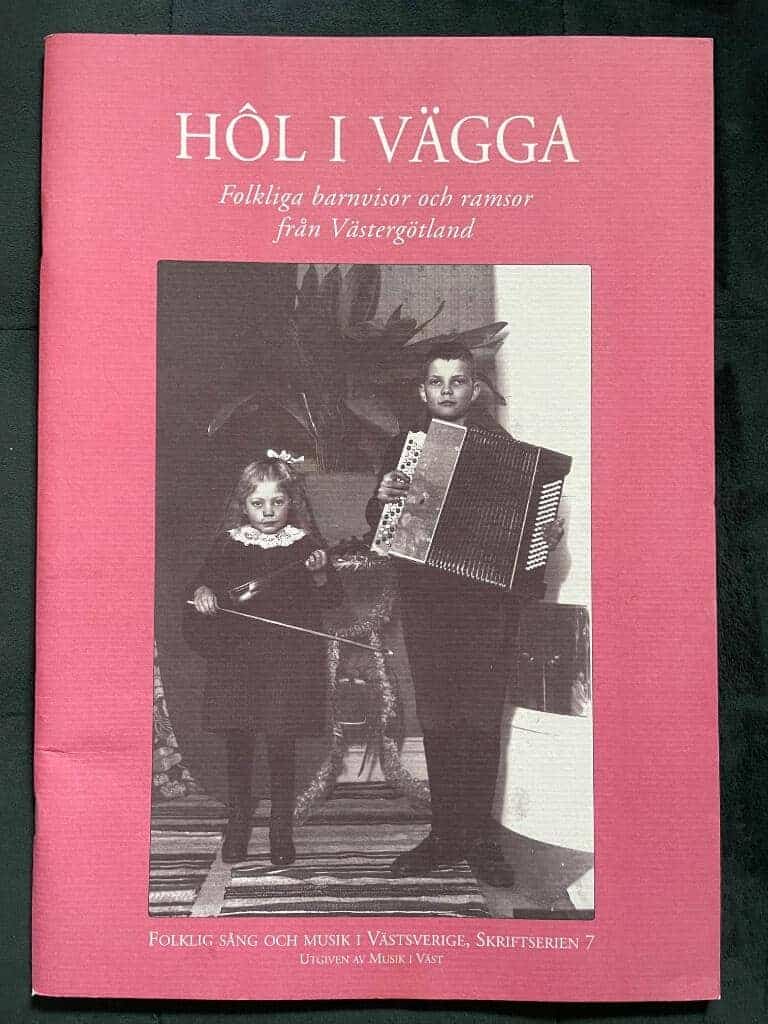 HÖL I VÄGGA. Folkliga barnvisor och ramsor från Västergötland