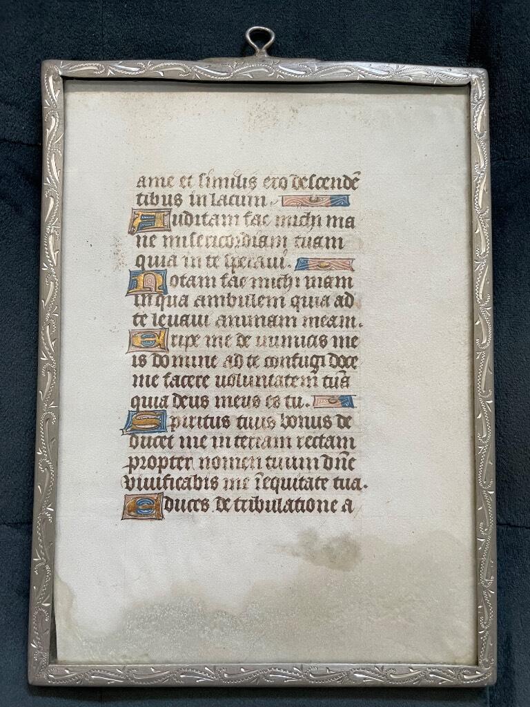Inramat illuminerat pergamentblad ur bönbok. 1400-tal