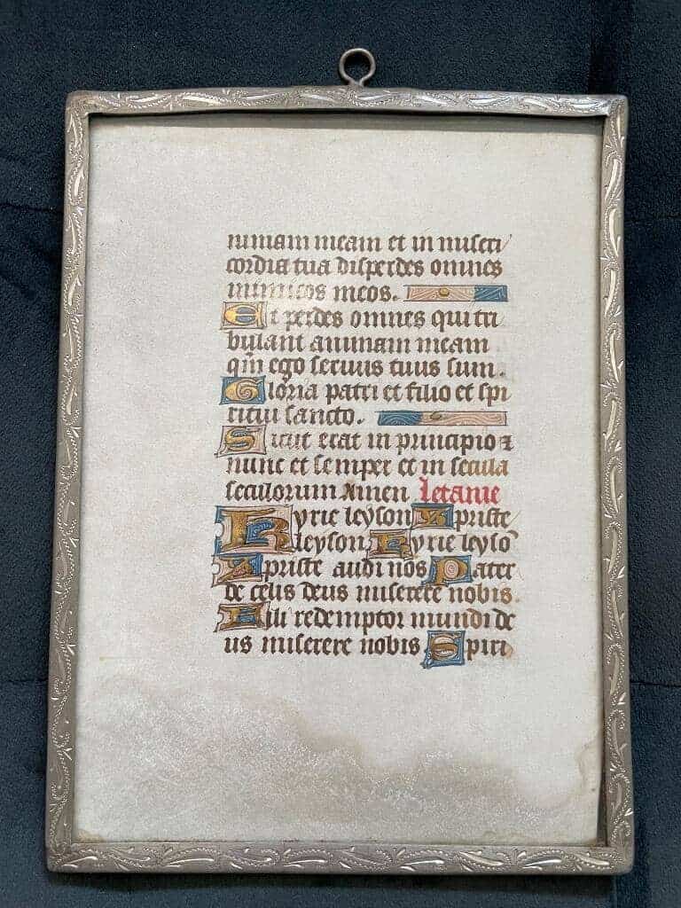 Inramat illuminerat pergamentblad ur bönbok. 1400-tal