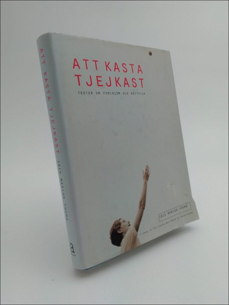 Iris Marion Young : Att kasta tjejkast