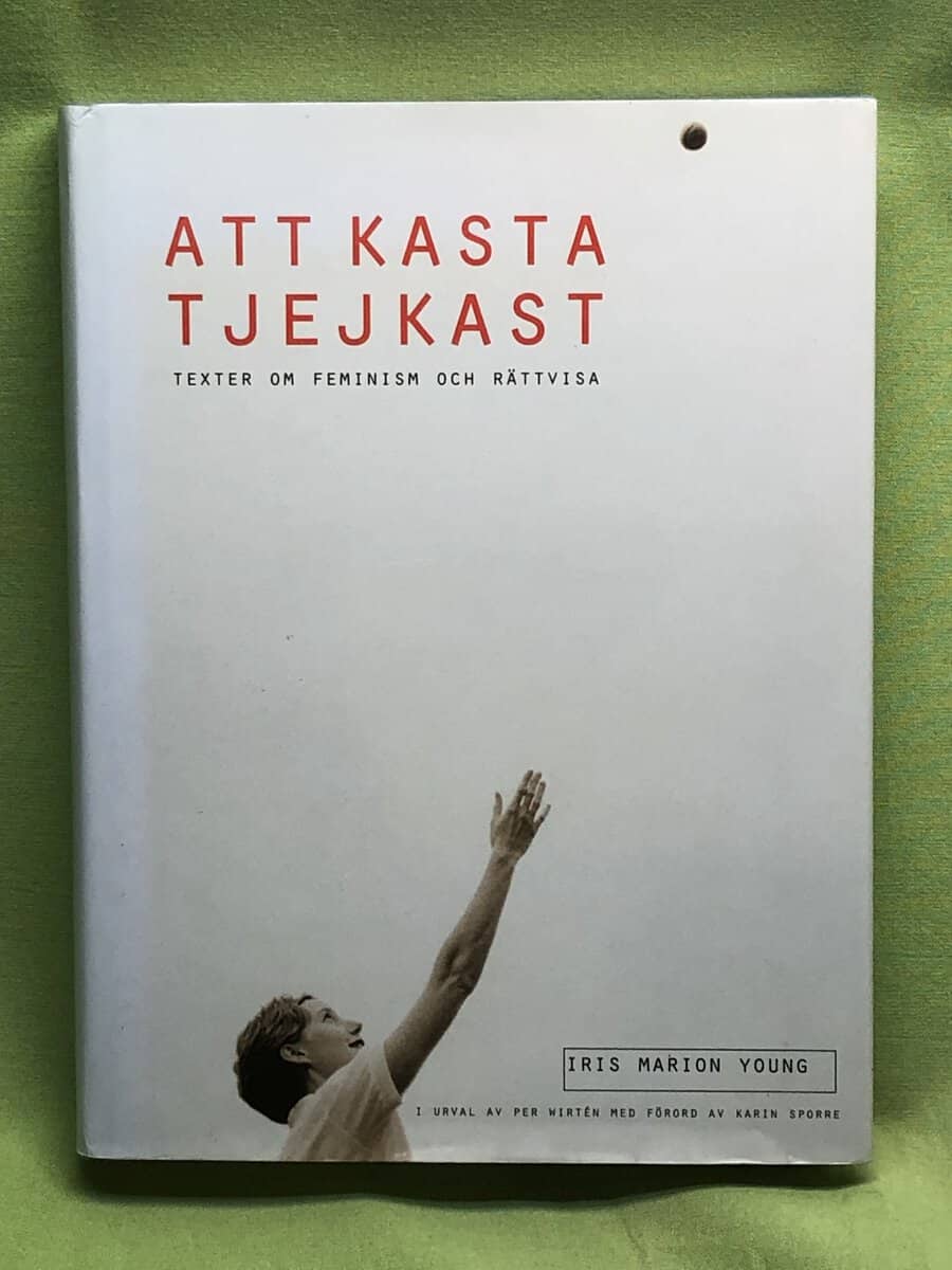 Iris Marion Young : Att kasta tjejkast