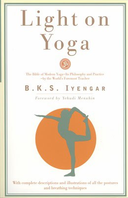 Iyengar BK : Light on yoga