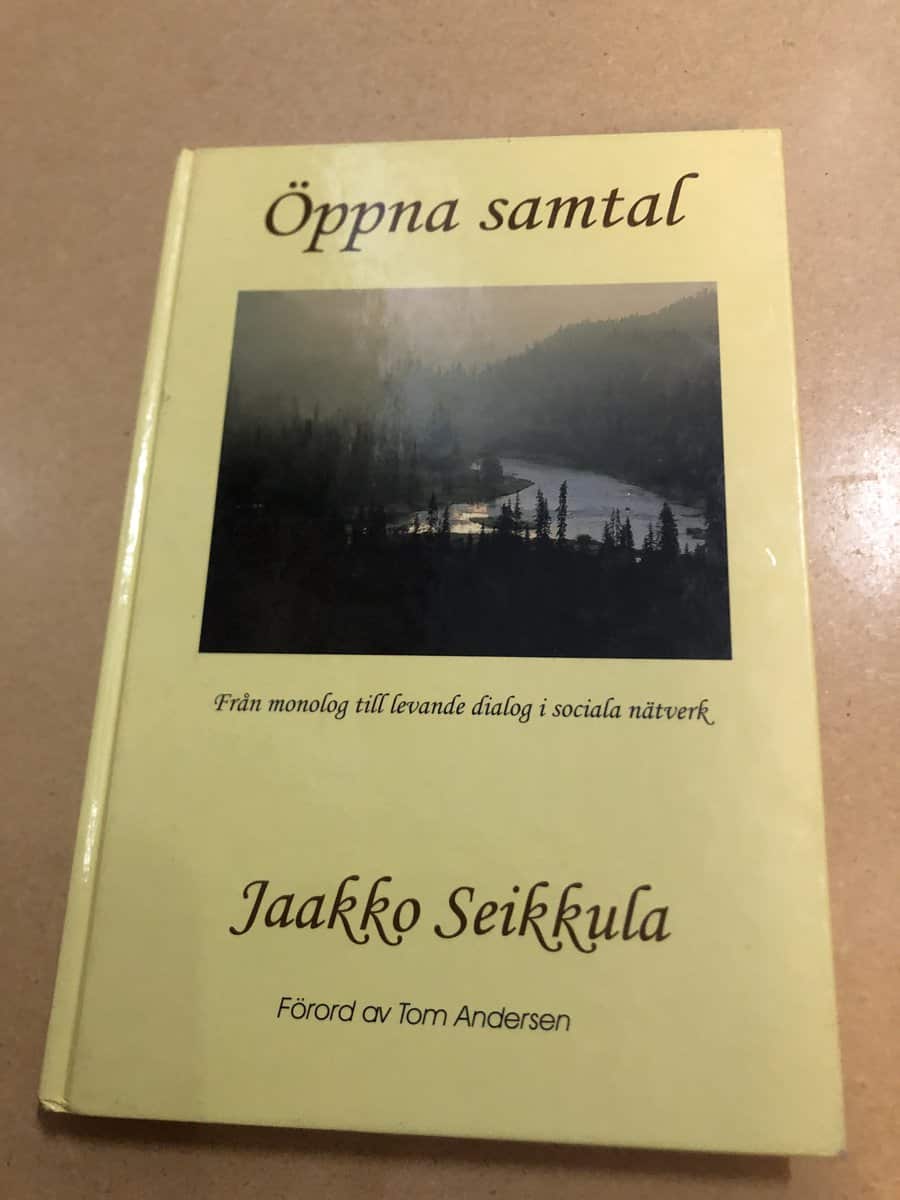 Jaakko Seikkula : Öppna samtal från monolog till levande dialog i sociala nätverk