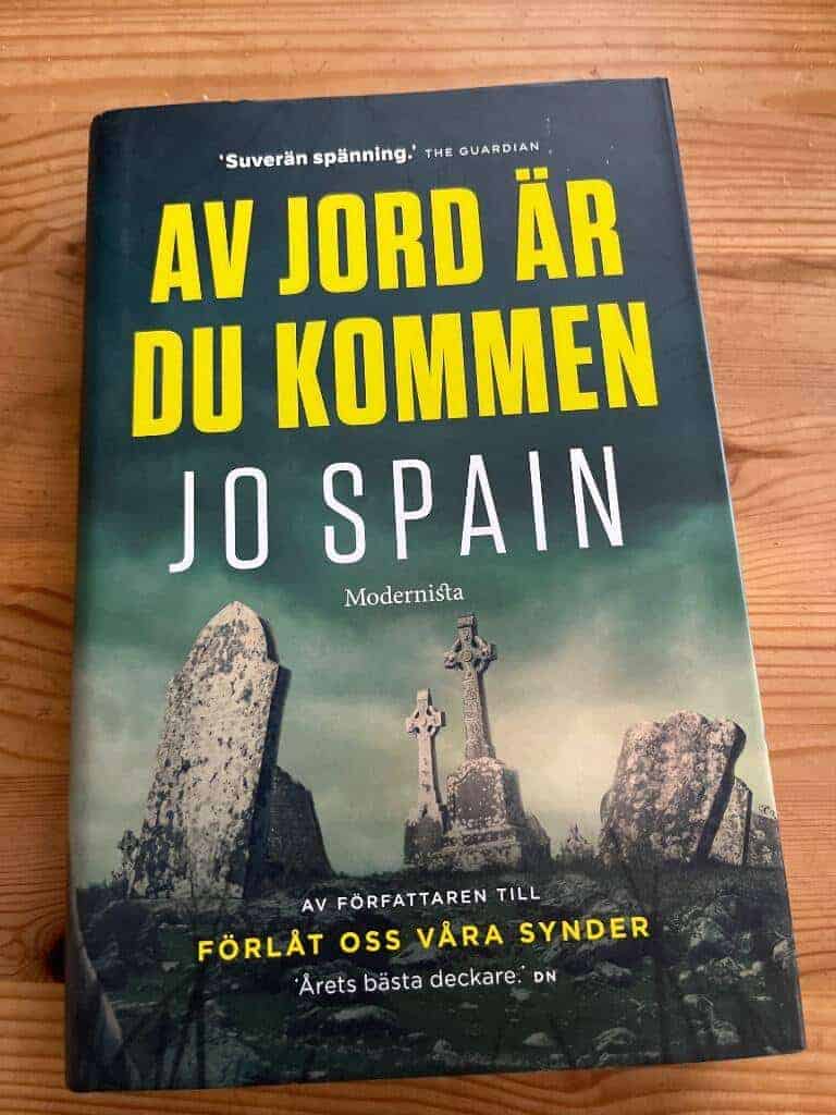 Jo Spain : Av jord är du kommen