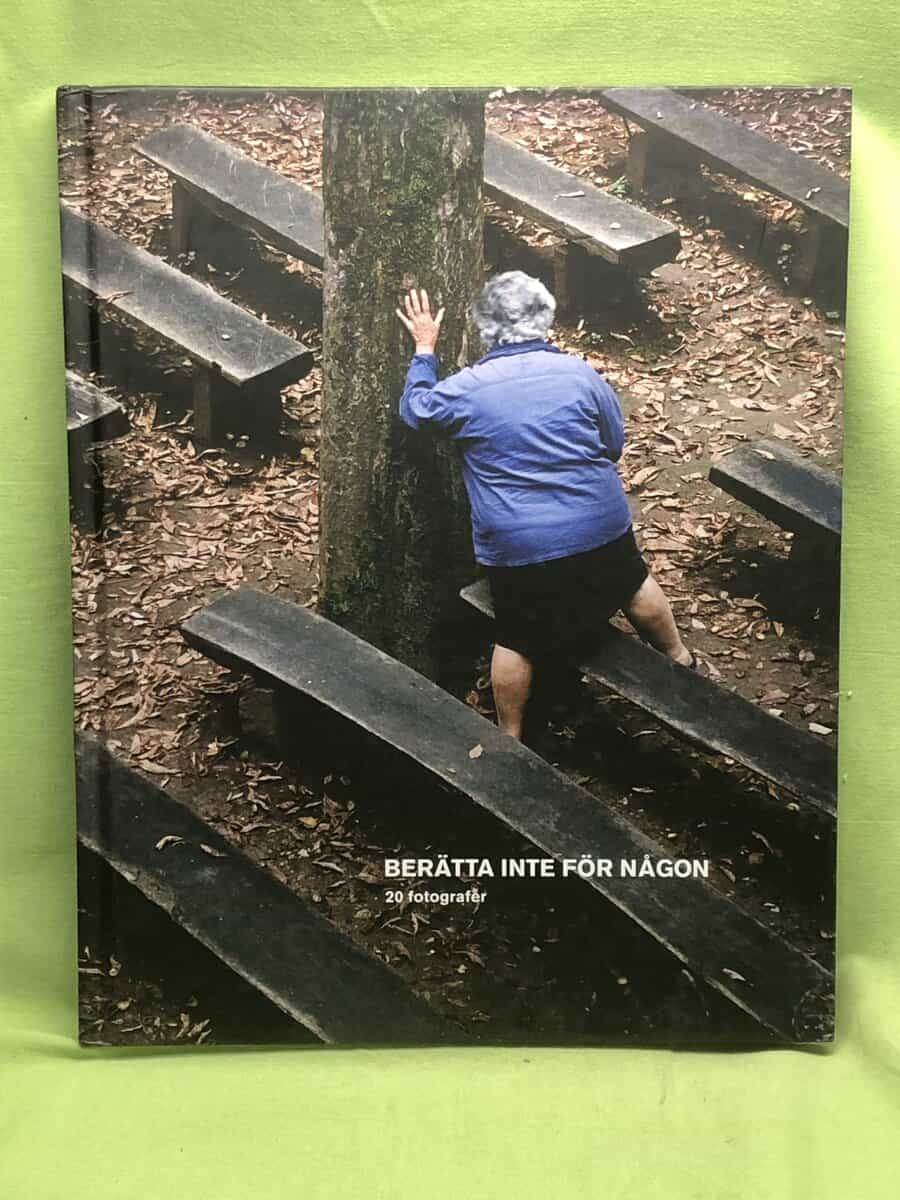 Johan Bävman ; David Magnusson ; Emma Mattsson ; Amandra Protidou ; Mona-Lisa Djerf ; Carolina Byrmo ; Hannah Modigh ; Jenny Törnblom ; Frida Ekman ; Gunilla Sikström ; Oskar Kullander ; AnnaCarin Isaksson ; Thomas Karlsson ; Nina Varumo : Berätta inte för någon