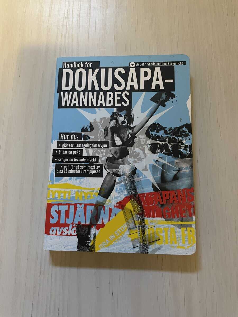John Saade : Handbok för dokusåpa-wannabes hur du glänser i antagningsintervjun, bildar en pakt, sväljer en levande insekt och får ut som mest av dina 15 minuter i rampljuset